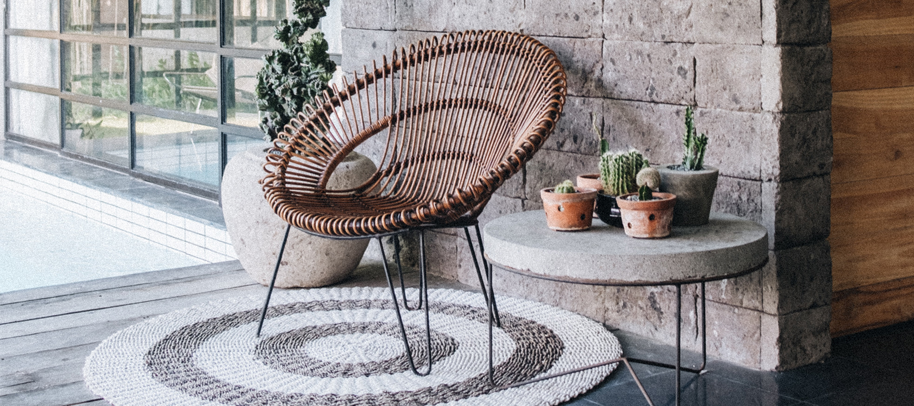 Blog zo maak je jouw slaapkamer zomerklaar - loungestoel en vloerkleed